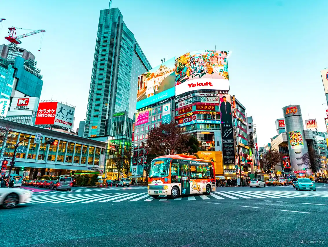 Passeio Shibuya Sky com ingresso, cena de rua na Center Gai