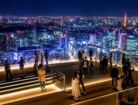 Shibuya Sky Nachttour mit Ticket, Tokio leuchtet von der Aussichtsplattform aus