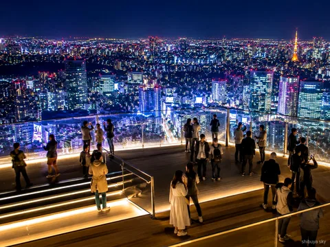 Shibuya Sky natudsigt tur, Tokyo badet i lys set fra udsigtsdækket