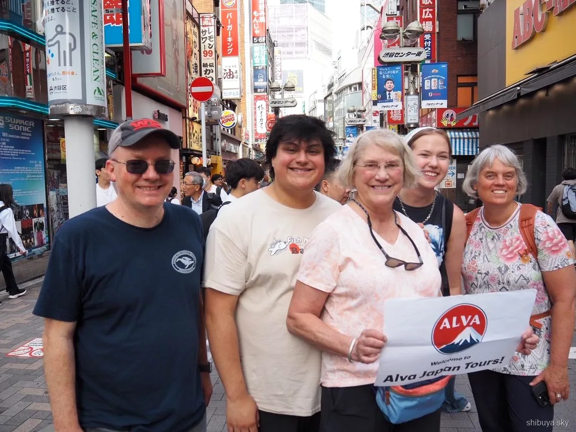 Shibuya Sky Pop Culture Tour, Guide und Gäste in Shibuya