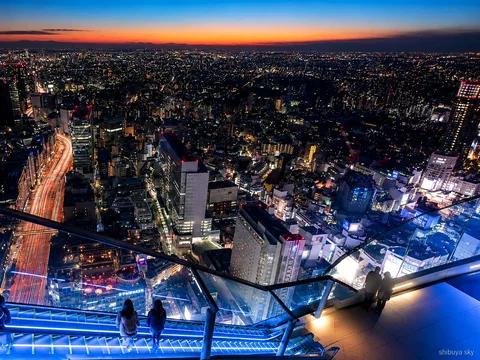 Shibuya Sky Sonnenuntergang Tour, Skyline von Tokio in der Dämmerung