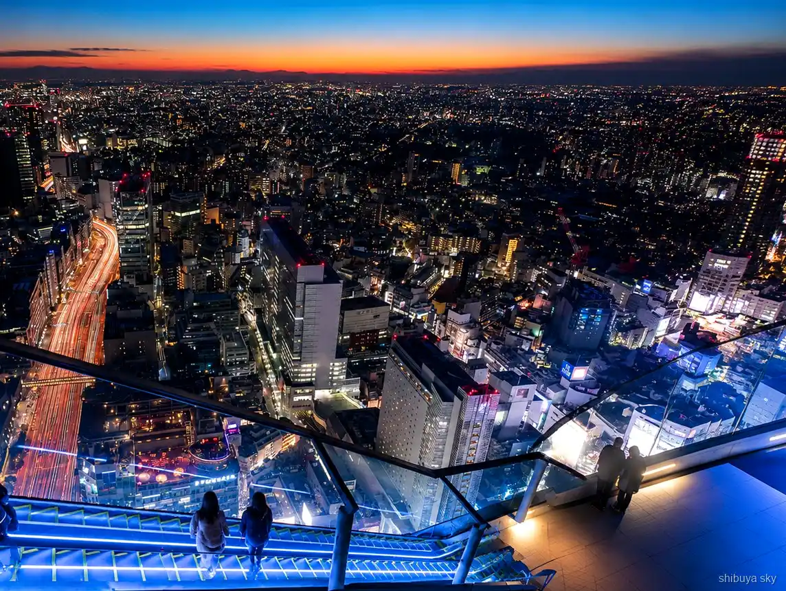 Shibuya Sky Sonnenuntergang Tour, Skyline von Tokio in der Dämmerung