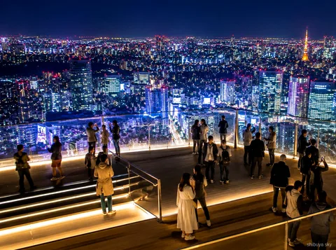 Shibuya Sky nachttour, verlicht Tokio gezien vanaf het observatiedek