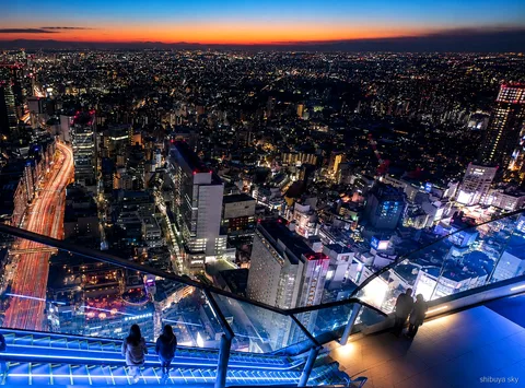 Shibuya Sky zonsondergangtour, skyline van de stad in de schemering