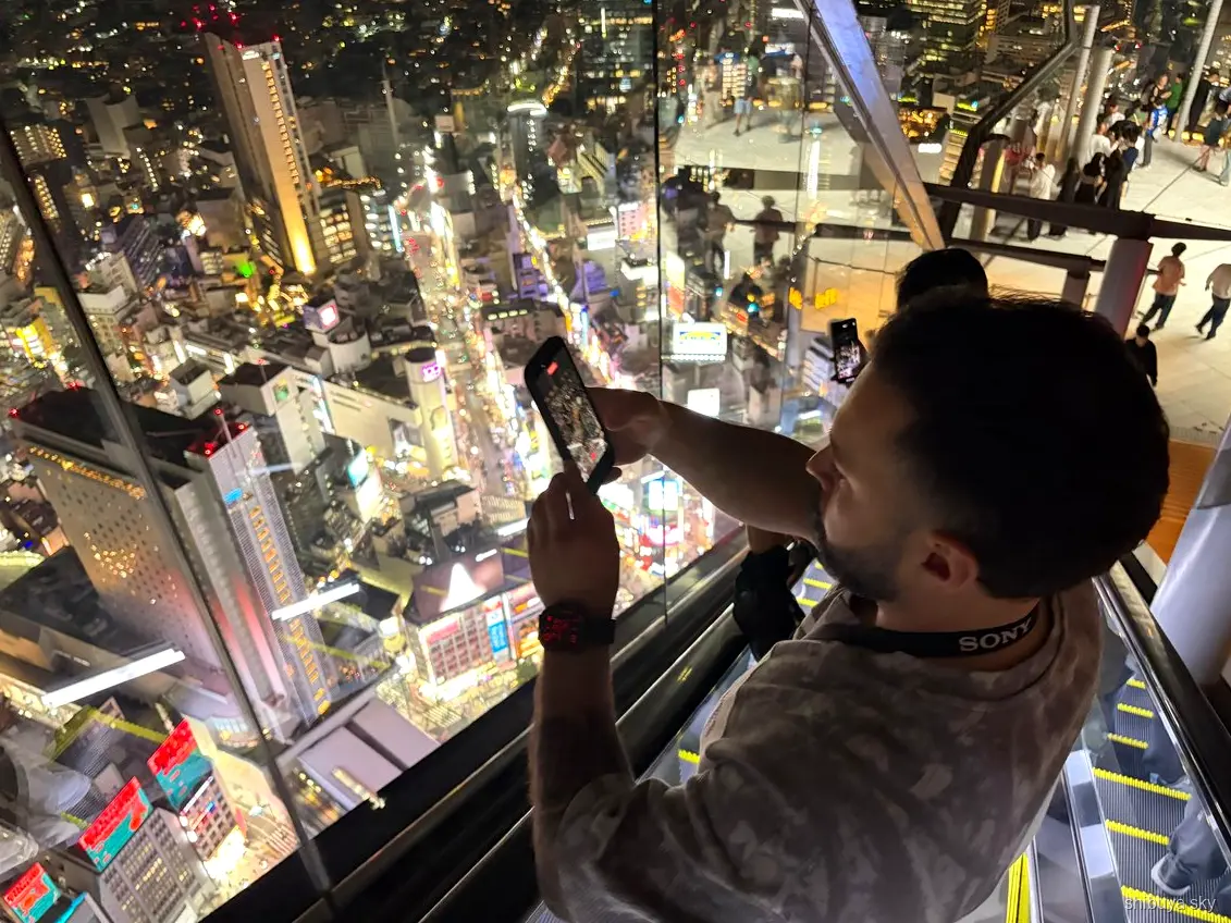 Shibuya Sky tour, stadslichten vanaf het observatiedek