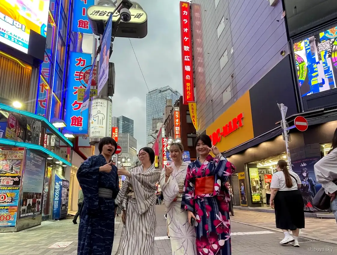 Shibuya Sky yukata turu, terasından gece manzarası