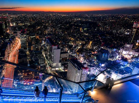 Tour a pie Shibuya Sky al atardecer, skyline de la ciudad al anochecer