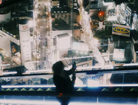 Tour notturno Shibuya Sky, lungofiume di Shibuya Stream
