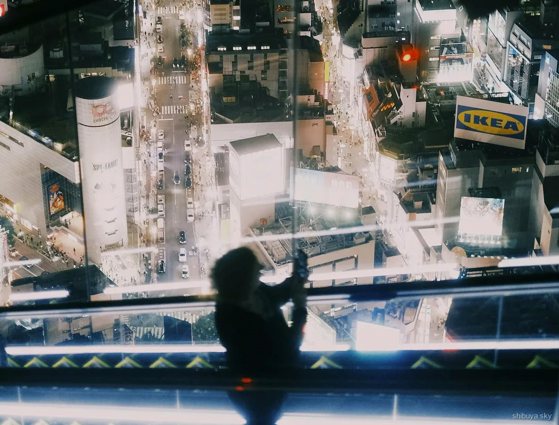 Tour notturno Shibuya Sky, lungofiume di Shibuya Stream