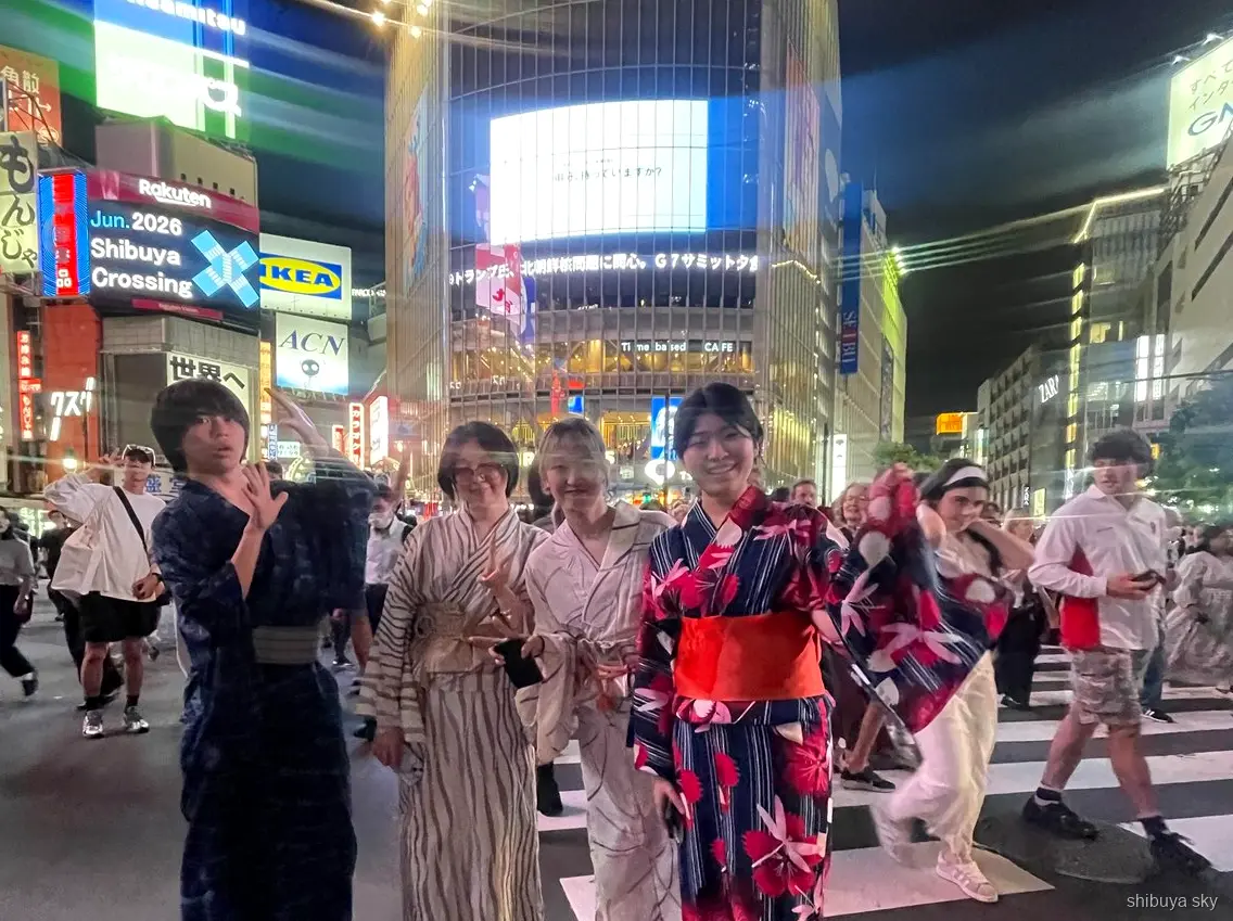 Tour nocturno Shibuya Sky en yukata, parada para fotos