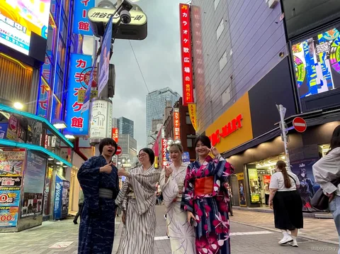 Tour in yukata Shibuya Sky, vista notturna dalla terrazza
