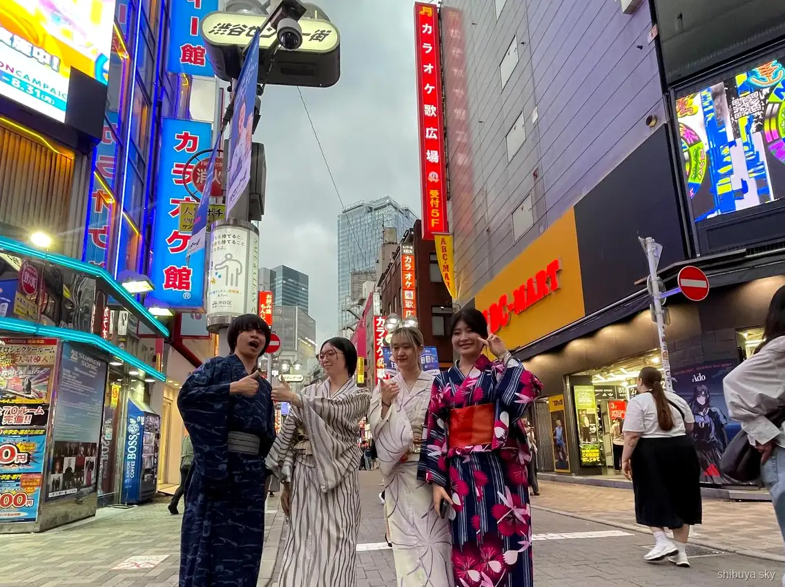 Visite en yukata Shibuya Sky, vue de nuit depuis la terrasse
